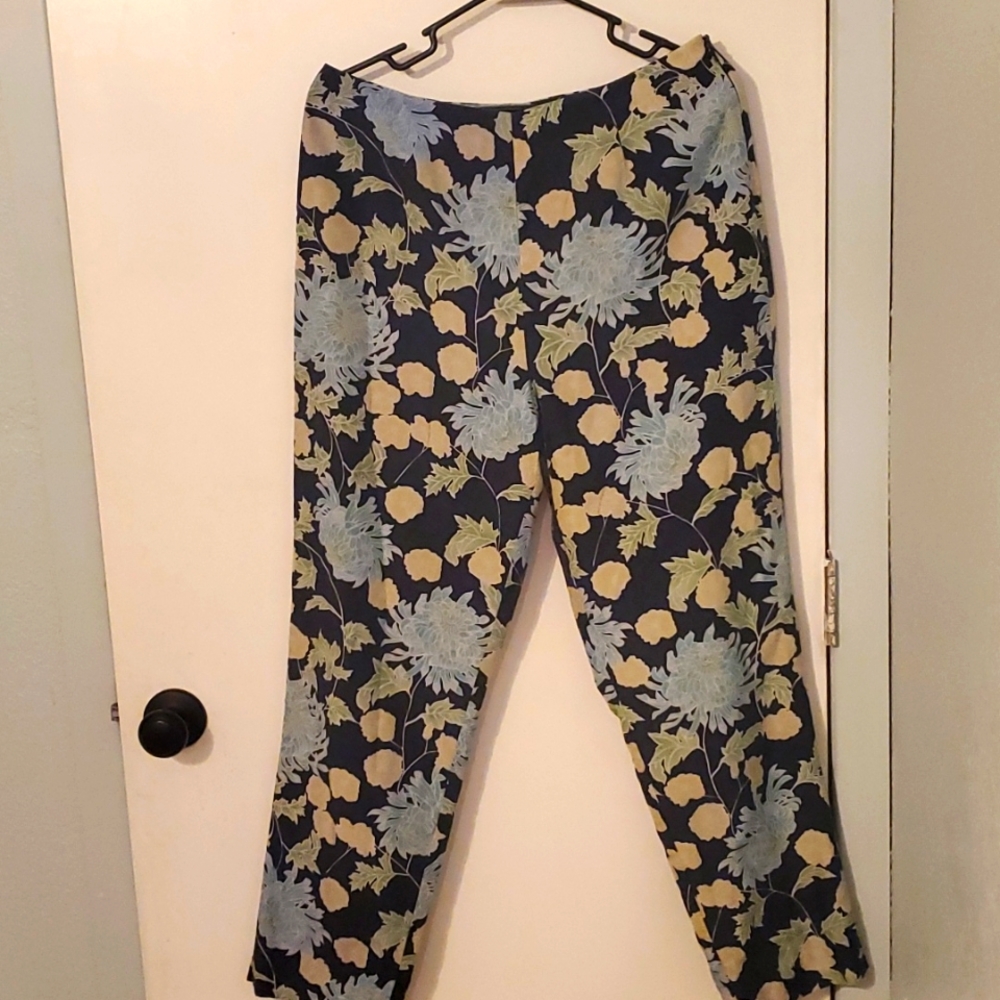 Fun and classic floral print pant